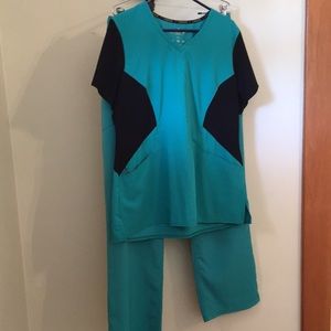 Careisma by Sofia Vergara scrub set Large